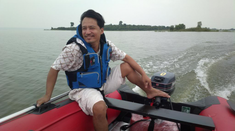Du ngoạn trên biển bằng xuồng phao bơm hơi. Du ngoạn trên biển bằng xuồng phao bơm hơi.