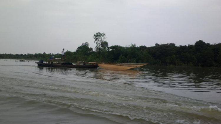 Du ngoạn trên biển bằng xuồng phao bơm hơi. Du ngoạn trên biển bằng xuồng phao bơm hơi.