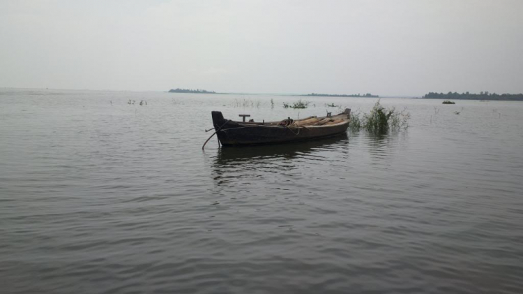 Du ngoạn trên biển bằng xuồng phao bơm hơi. Du ngoạn trên biển bằng xuồng phao bơm hơi.