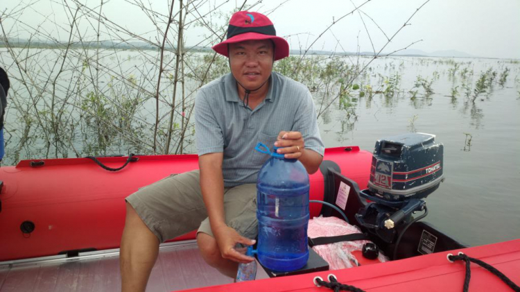 Du ngoạn trên biển bằng xuồng phao bơm hơi. Du ngoạn trên biển bằng xuồng phao bơm hơi.