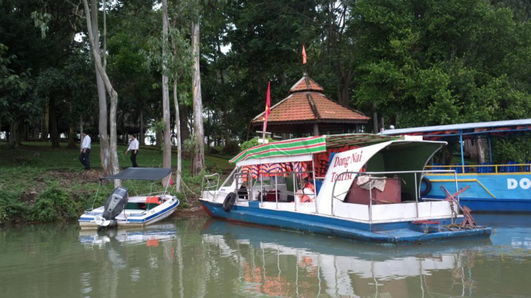 Du ngoạn trên biển bằng xuồng phao bơm hơi. Du ngoạn trên biển bằng xuồng phao bơm hơi.