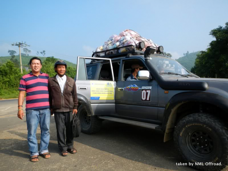 Hình ảnh OS Offroad cùng chia sẽ khó khăn cùng học sinh nghèo hiếu học bản mông