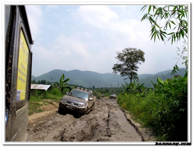 Hình ảnh OS Offroad cùng chia sẽ khó khăn cùng học sinh nghèo hiếu học bản mông