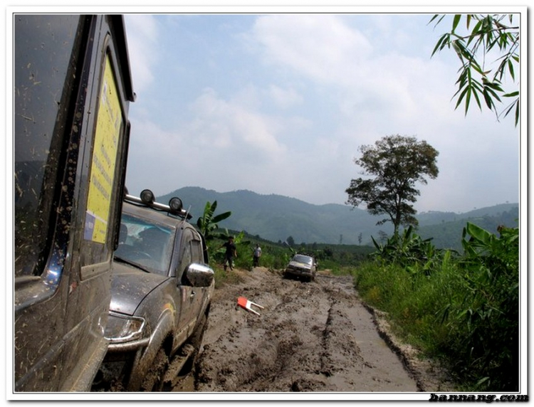 Hình ảnh OS Offroad cùng chia sẽ khó khăn cùng học sinh nghèo hiếu học bản mông