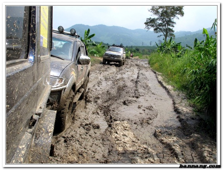 Hình ảnh OS Offroad cùng chia sẽ khó khăn cùng học sinh nghèo hiếu học bản mông