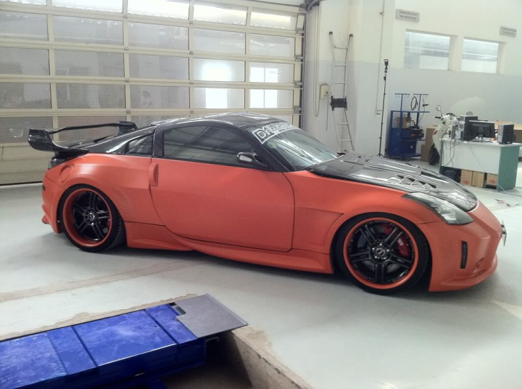 350Z Full Carbon Veilside Bodykits in D1 Workshop