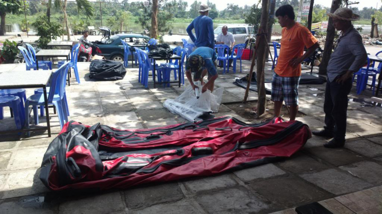 Du ngoạn trên biển bằng xuồng phao bơm hơi. Du ngoạn trên biển bằng xuồng phao bơm hơi.