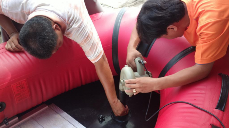 Du ngoạn trên biển bằng xuồng phao bơm hơi. Du ngoạn trên biển bằng xuồng phao bơm hơi.