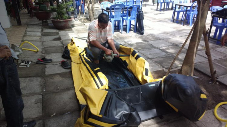 Du ngoạn trên biển bằng xuồng phao bơm hơi. Du ngoạn trên biển bằng xuồng phao bơm hơi.
