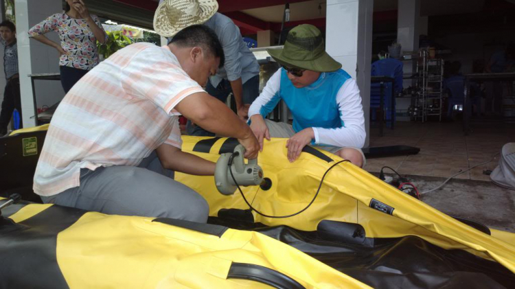 Du ngoạn trên biển bằng xuồng phao bơm hơi. Du ngoạn trên biển bằng xuồng phao bơm hơi.