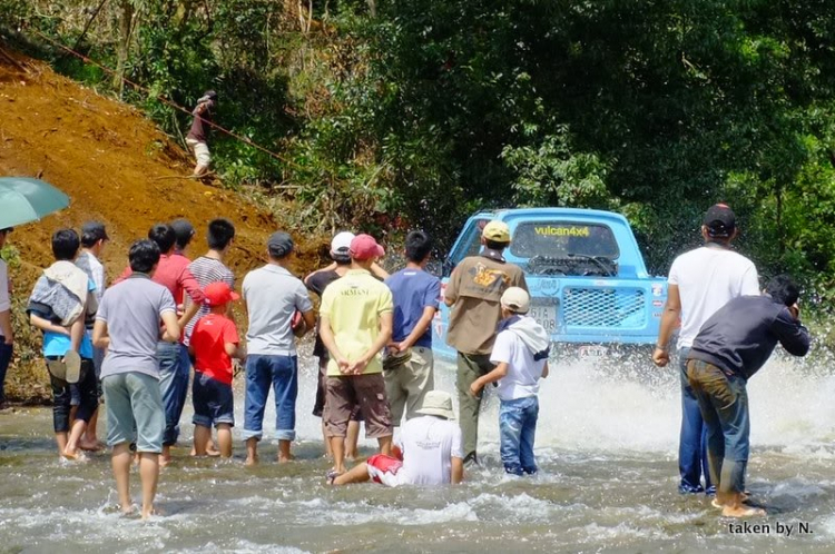 Hình ảnh từ cổ động viên tham dự giải đua xe ô tô địa hình Sài Gòn -SAT 2012