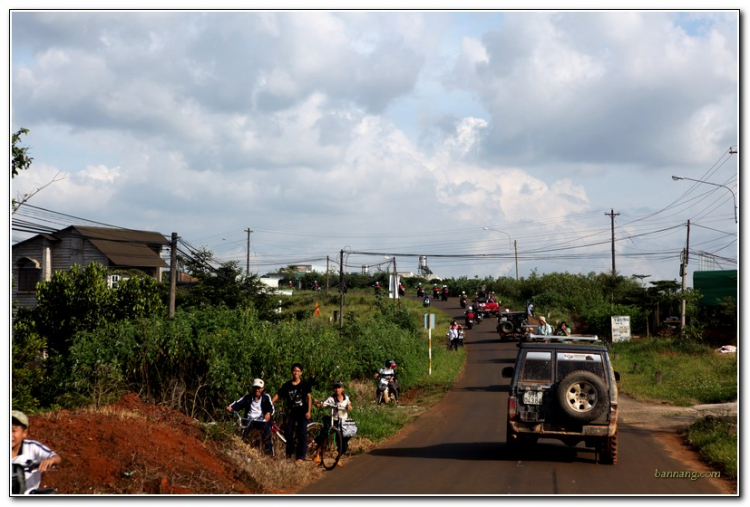 Hình ảnh từ cổ động viên tham dự giải đua xe ô tô địa hình Sài Gòn -SAT 2012