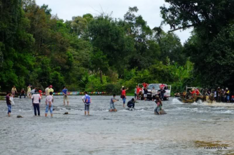 Hình ảnh từ cổ động viên tham dự giải đua xe ô tô địa hình Sài Gòn -SAT 2012 Hình ảnh từ cổ động viên tham dự giải đua xe ô tô địa hình Sài Gòn -SAT 2012