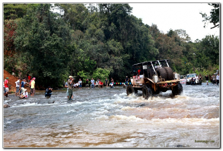 Hình ảnh từ cổ động viên tham dự giải đua xe ô tô địa hình Sài Gòn -SAT 2012