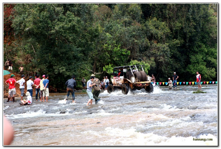 Hình ảnh từ cổ động viên tham dự giải đua xe ô tô địa hình Sài Gòn -SAT 2012