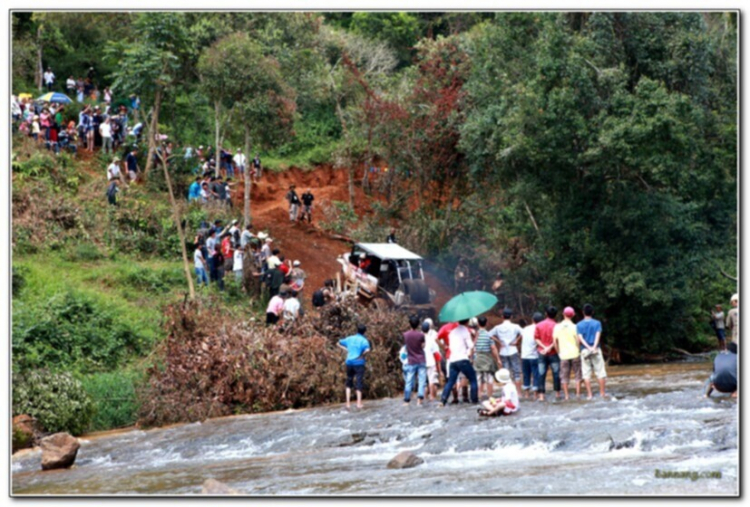 Hình ảnh từ cổ động viên tham dự giải đua xe ô tô địa hình Sài Gòn -SAT 2012 Hình ảnh từ cổ động viên tham dự giải đua xe ô tô địa hình Sài Gòn -SAT 2012