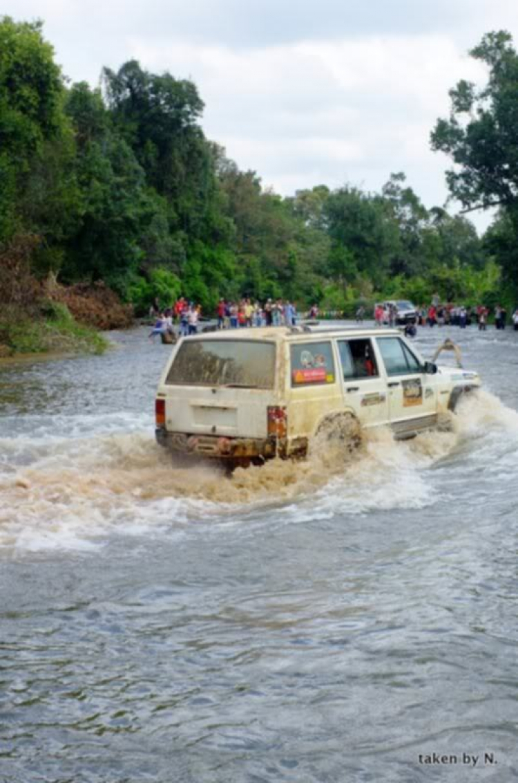 Hình ảnh từ cổ động viên tham dự giải đua xe ô tô địa hình Sài Gòn -SAT 2012