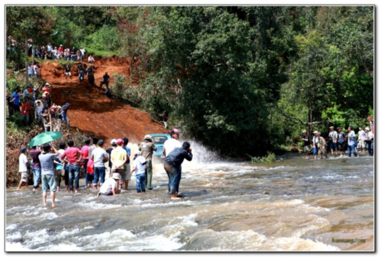 Hình ảnh từ cổ động viên tham dự giải đua xe ô tô địa hình Sài Gòn -SAT 2012