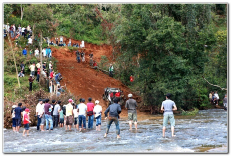 Hình ảnh từ cổ động viên tham dự giải đua xe ô tô địa hình Sài Gòn -SAT 2012