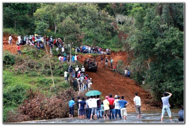 Hình ảnh từ cổ động viên tham dự giải đua xe ô tô địa hình Sài Gòn -SAT 2012