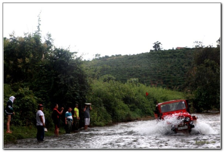 Hình ảnh từ cổ động viên tham dự giải đua xe ô tô địa hình Sài Gòn -SAT 2012