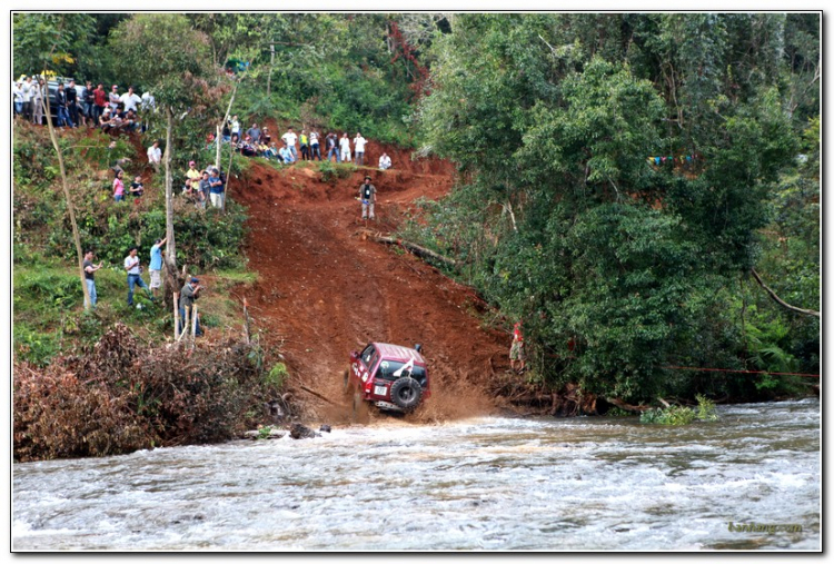 Hình ảnh từ cổ động viên tham dự giải đua xe ô tô địa hình Sài Gòn -SAT 2012