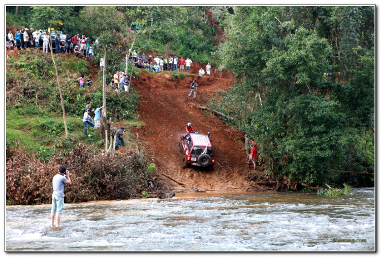 Hình ảnh từ cổ động viên tham dự giải đua xe ô tô địa hình Sài Gòn -SAT 2012