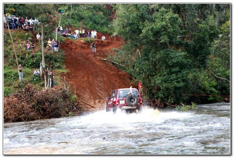 Hình ảnh từ cổ động viên tham dự giải đua xe ô tô địa hình Sài Gòn -SAT 2012