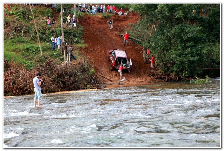 Hình ảnh từ cổ động viên tham dự giải đua xe ô tô địa hình Sài Gòn -SAT 2012