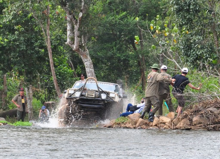 Hình ảnh từ cổ động viên tham dự giải đua xe ô tô địa hình Sài Gòn -SAT 2012