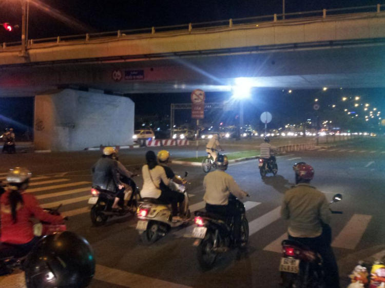 Tại sao XXX không bắt các xe đạp chạy trong làn xe hơi ở đại lộ Võ Văn Kiệt?