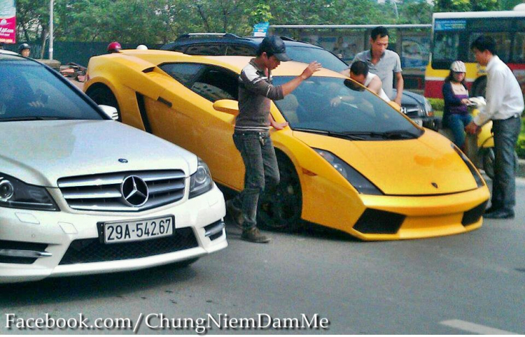 Siêu xe Lamborghini Gallardo gặp nạn tại Hà Nội