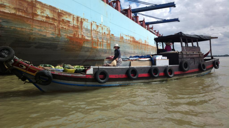 Du ngoạn trên biển bằng xuồng phao bơm hơi. Du ngoạn trên biển bằng xuồng phao bơm hơi.