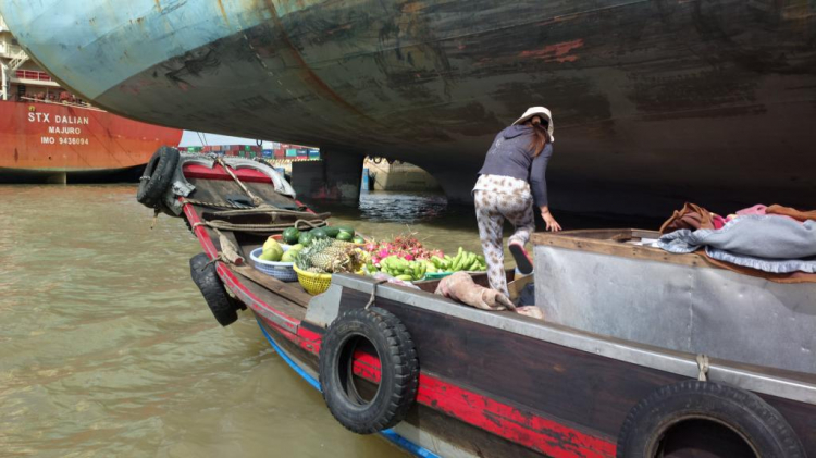 Du ngoạn trên biển bằng xuồng phao bơm hơi.