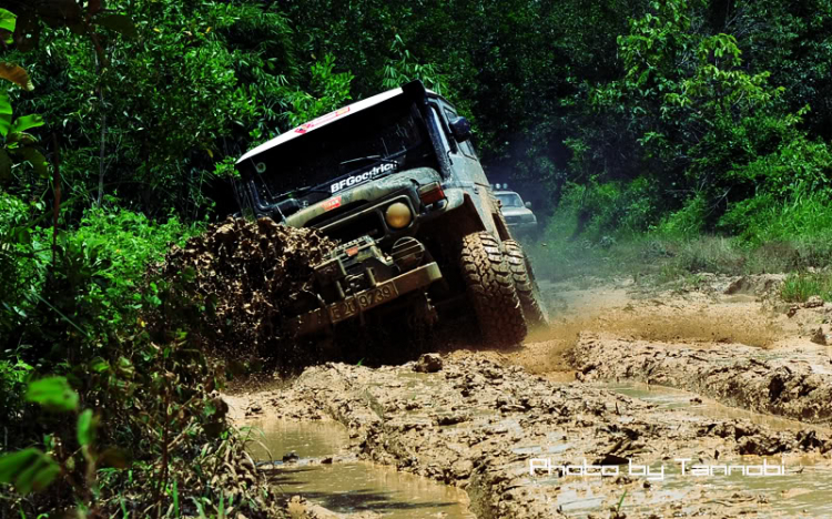 Chơi offroad bằng xe cũ, gian nan chồng chất gian nan.