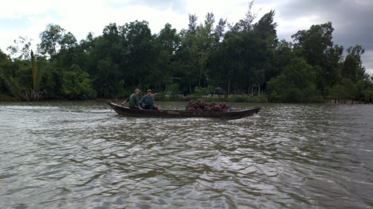 Du ngoạn trên biển bằng xuồng phao bơm hơi.