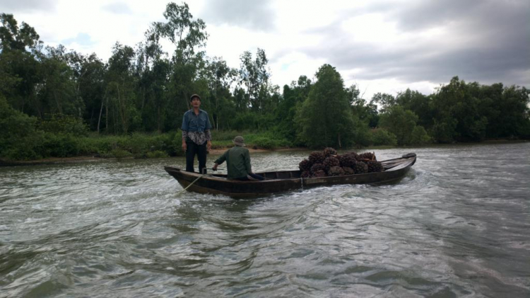 Du ngoạn trên biển bằng xuồng phao bơm hơi.