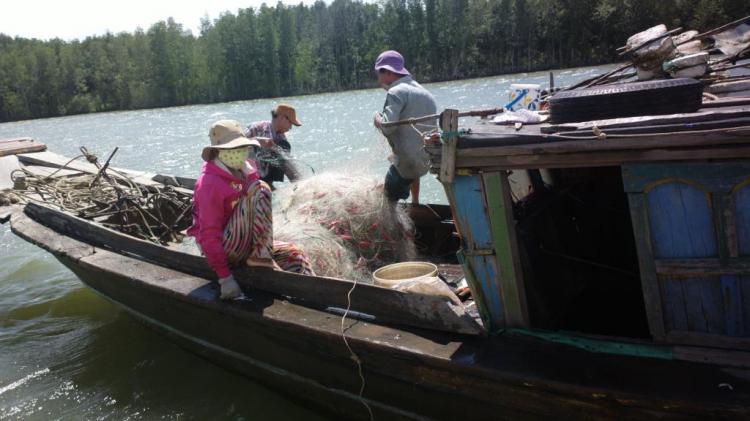 Du ngoạn trên biển bằng xuồng phao bơm hơi.