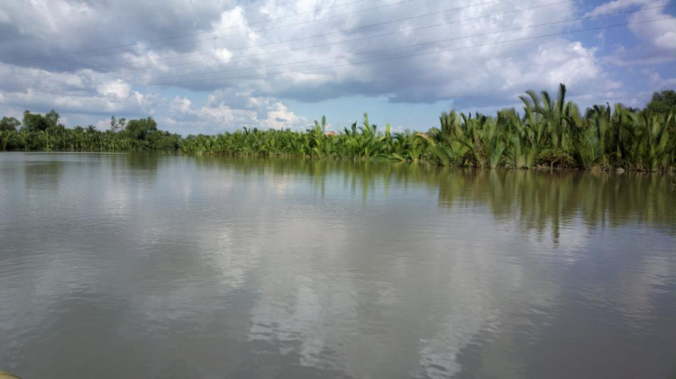 Du ngoạn trên biển bằng xuồng phao bơm hơi.