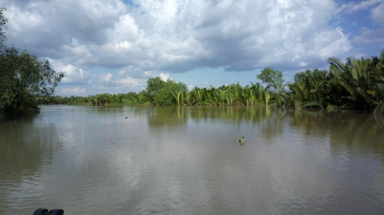 Du ngoạn trên biển bằng xuồng phao bơm hơi.