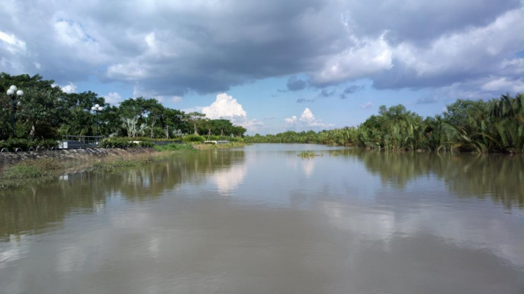 Du ngoạn trên biển bằng xuồng phao bơm hơi.