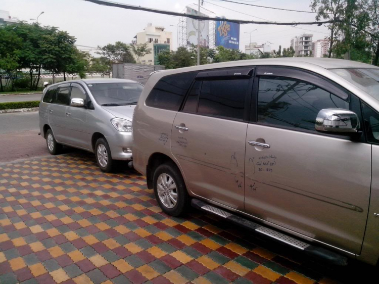 Nạy logo xe trong khi đang chạy Nạy logo xe trong khi đang chạy