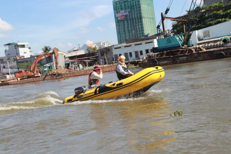 Du ngoạn trên biển bằng xuồng phao bơm hơi.