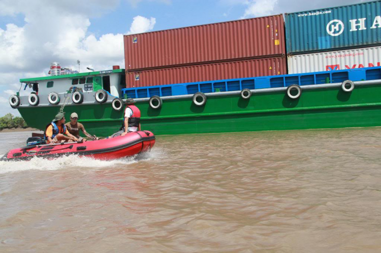 Du ngoạn trên biển bằng xuồng phao bơm hơi.