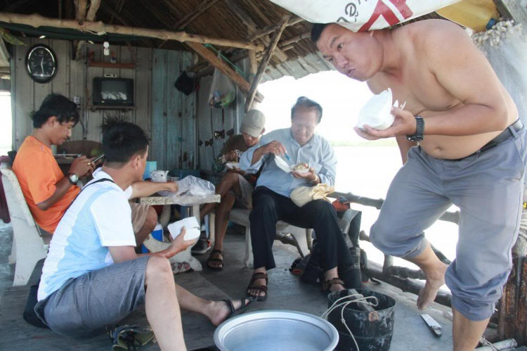 Du ngoạn trên biển bằng xuồng phao bơm hơi.