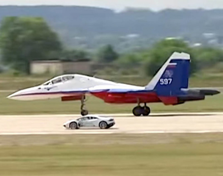 Video Lamborghini Huracán đua với máy bay chiến đấu phản lực