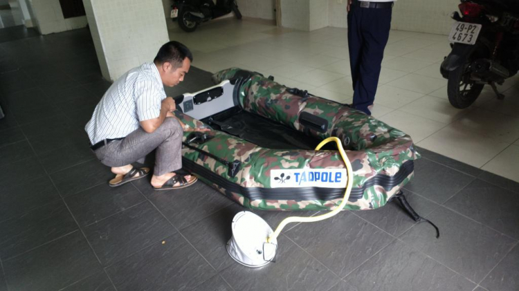 Du ngoạn trên biển bằng xuồng phao bơm hơi. Du ngoạn trên biển bằng xuồng phao bơm hơi.