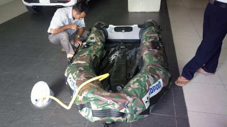 Du ngoạn trên biển bằng xuồng phao bơm hơi. Du ngoạn trên biển bằng xuồng phao bơm hơi.