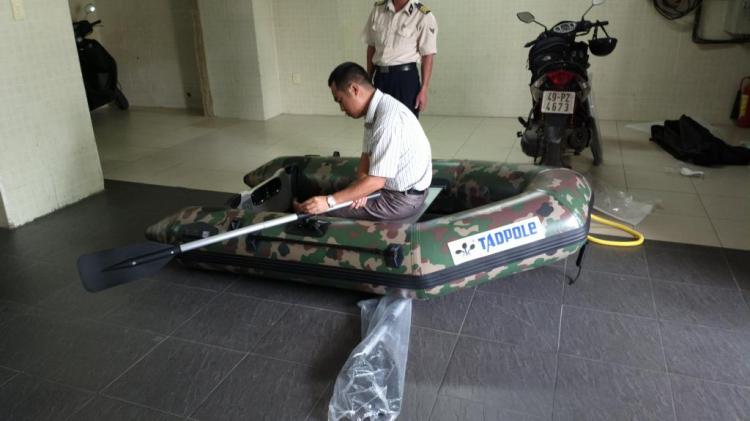 Du ngoạn trên biển bằng xuồng phao bơm hơi. Du ngoạn trên biển bằng xuồng phao bơm hơi.