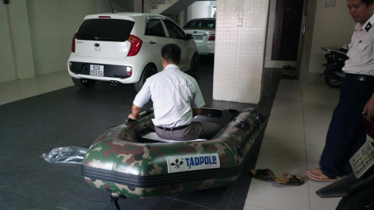 Du ngoạn trên biển bằng xuồng phao bơm hơi. Du ngoạn trên biển bằng xuồng phao bơm hơi.